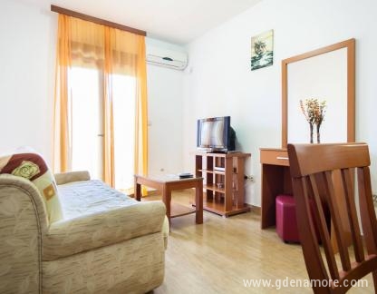 Apartmani Villa MIlica, , Частный сектор жилья Дженовичи, Черногория - dnevni boravak